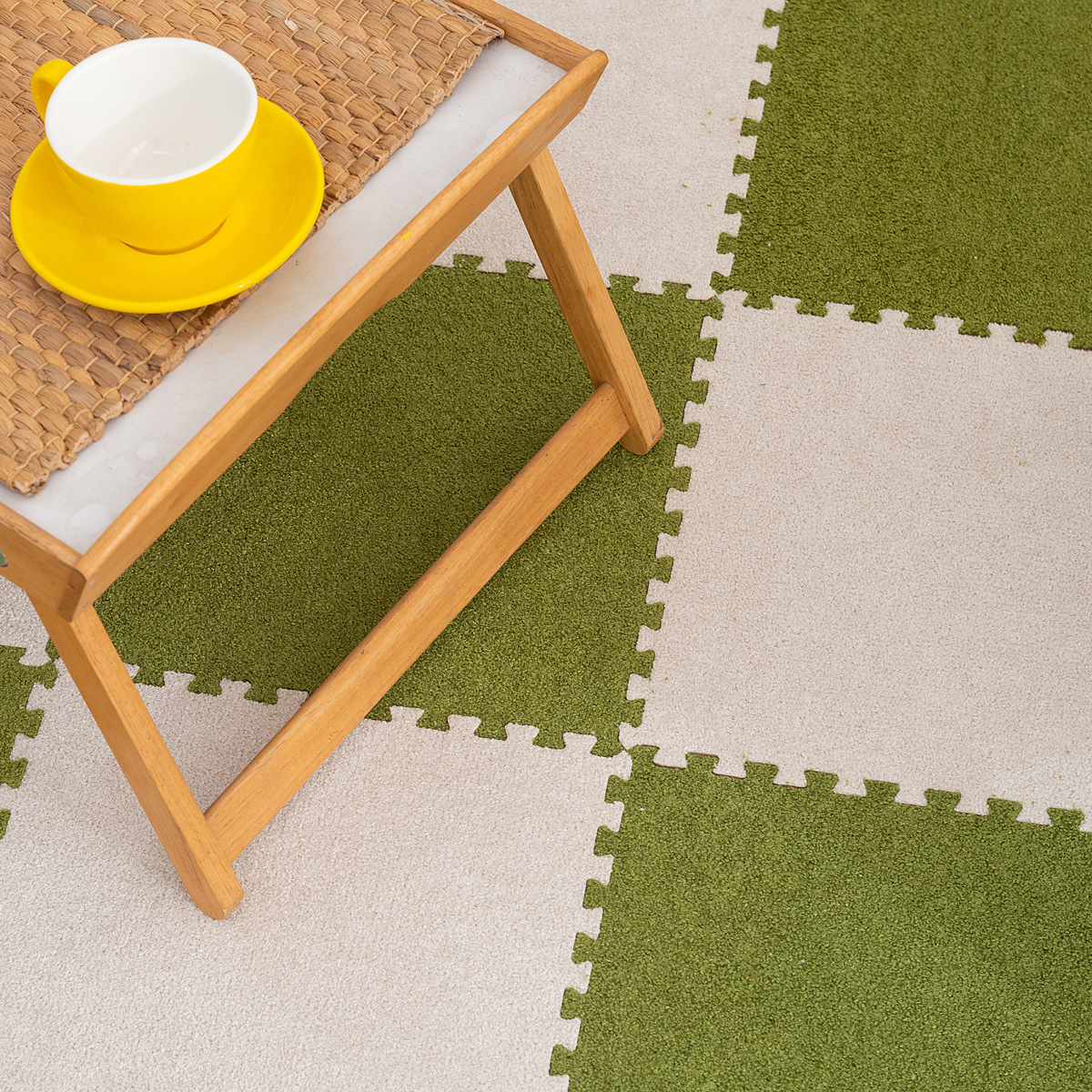 アリの絨毯をつなぎ合わせて、毛の絨毯の泡のマットを敷きます。