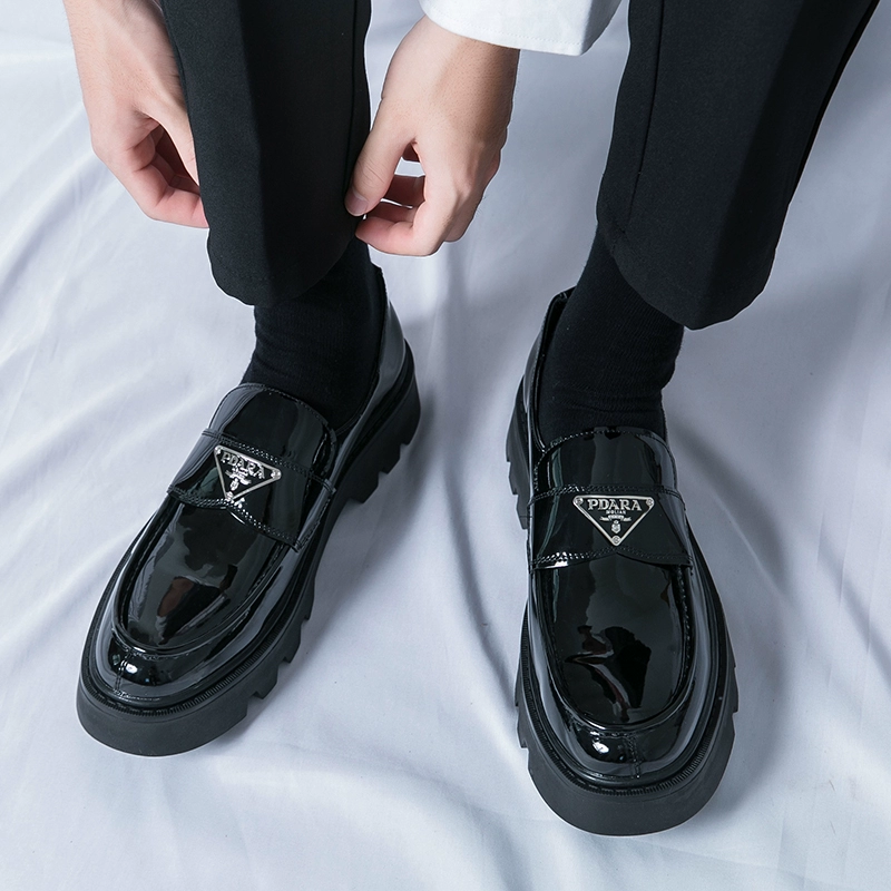 Осенние глянцевые маленькие кожаные туфли 2025 мужские дышащие в британском стиле с внутренним утолщением подошвы модные однотонные повседневные лоферы