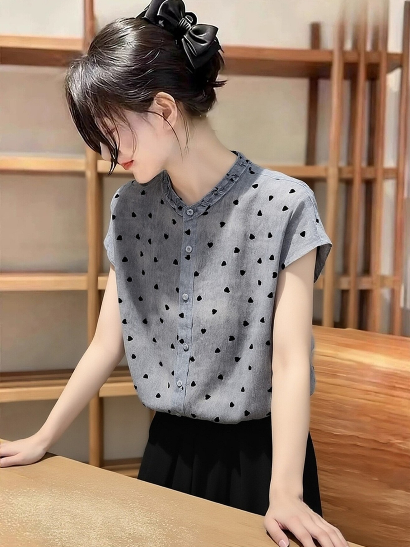 Áo sơ mi ngắn tay nữ họa tiết chấm bi phong cách Pháp, dáng rộng thoải mái — Điểm sóng xám