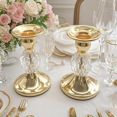北欧のシングルヘッドの燭台は簡単で、鉄製の燭台の結婚祝いの燭台はロマンチックな雰囲気のろうそくの杯の現物のバッチを並べます。