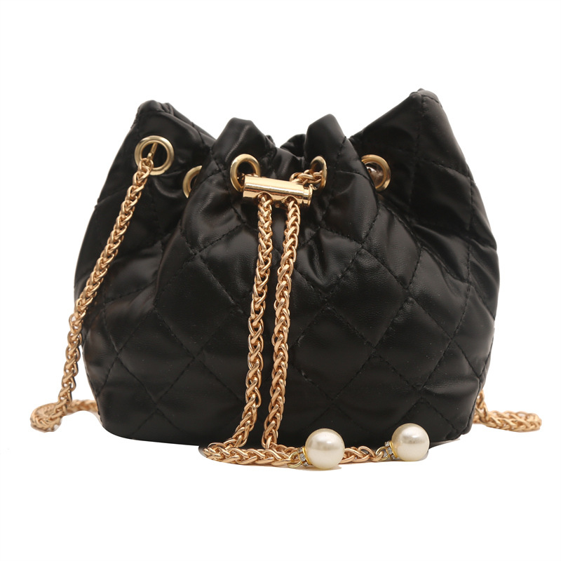 Textura de moda de gran capacidad 2024 moda de verano versión coreana de pliegues casuales de diamantes de cara suave bandolera de un solo hombro