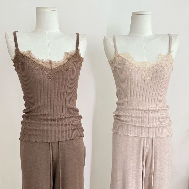 "Secret to a youthful look": Lace camisole, relaxed and casual knit vest "Secret to a youthful look": Lace camisole, relaxed and casual knit vest