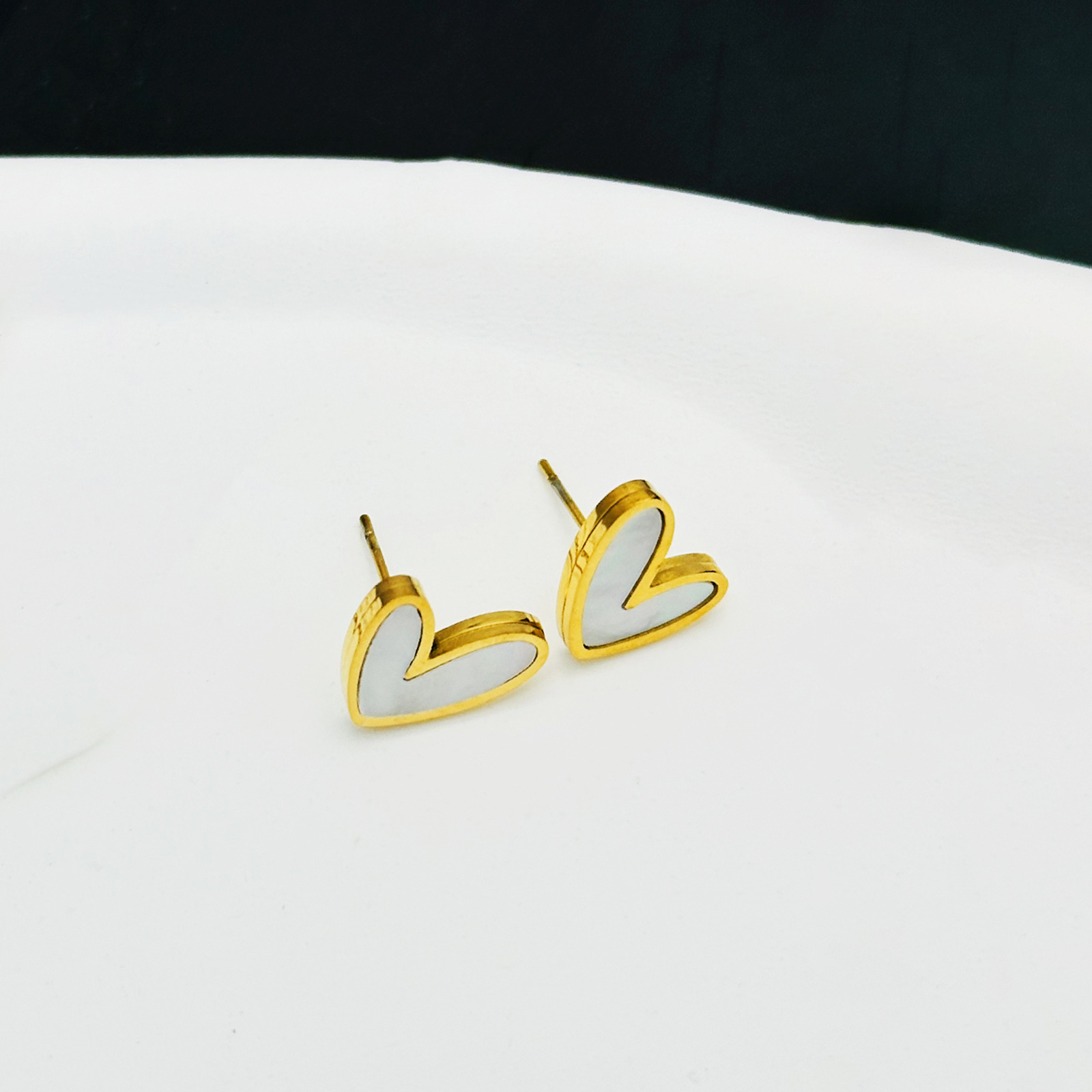 Acero de titanio de corazón de桃 18K oro simple amor de moda no se desvanece pernos de orejas nicho femenino sensación alta joyería pendientes pequeños