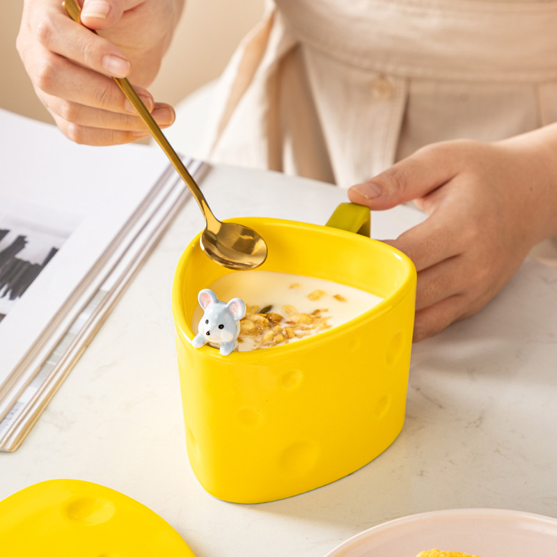 Taza linda personalizada de cerámica transfronteriza de Amazon con tapa pareja de hombres y mujeres taza de café queso taza de queso
