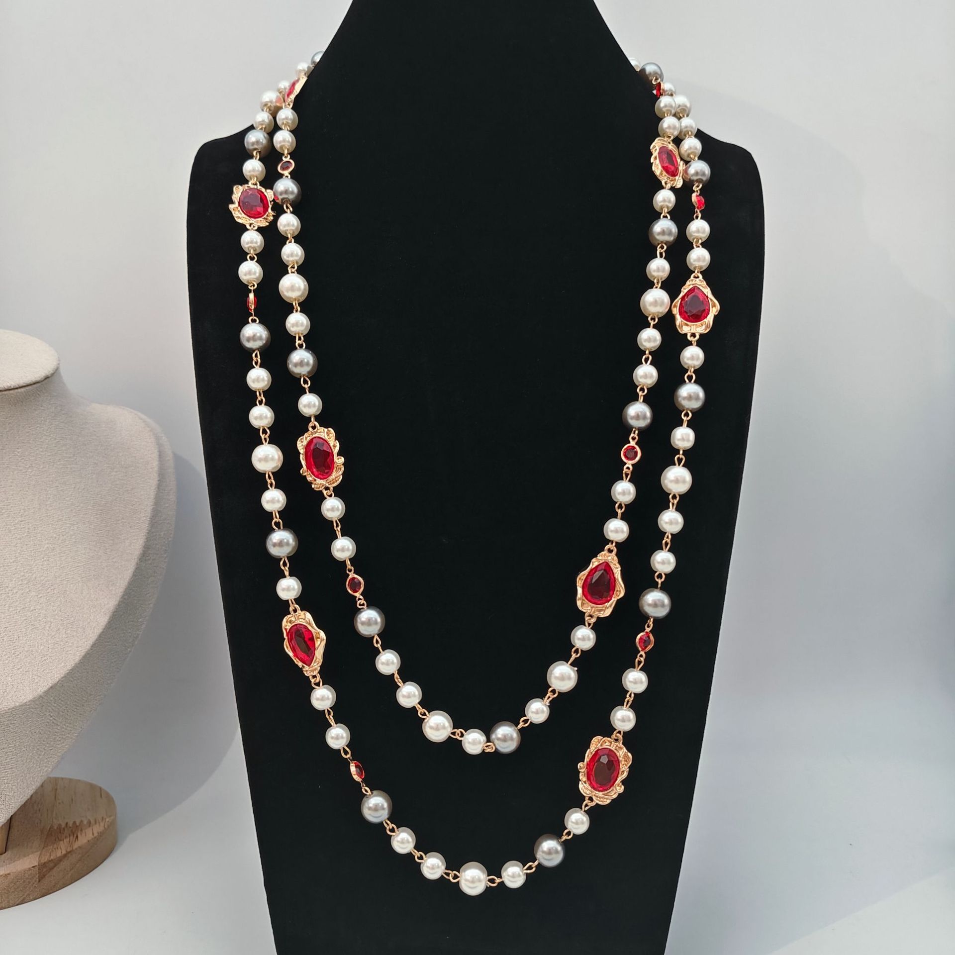 Colar comprido vintage com pérolas e vidro esmeralda_voghion.com