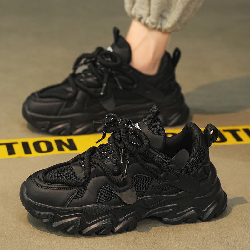 Zapatos de hombre de éxito en línea 2025 nuevos zapatos deportivos juveniles de otoño para correr casuales aumentados con suela gruesa zapatos de moda