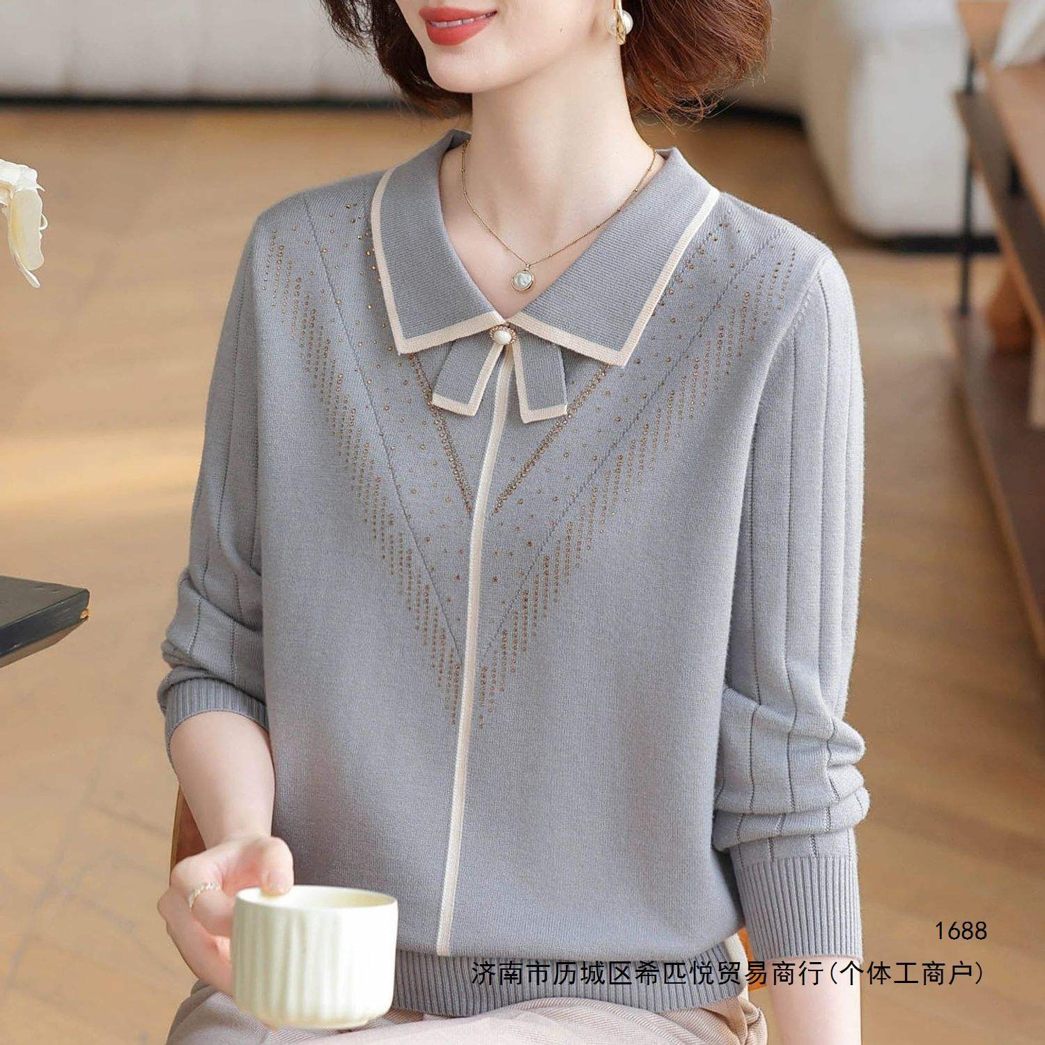 Stylish autumn polo shirt for mothers, thin knit top, suitable for middle-aged and older women, spring style, age-reducing long-sleeved base layer.