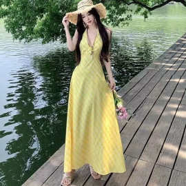 黄色格子V领挂脖吊带连衣裙女夏季多巴胺绝美修身温柔度假风长裙