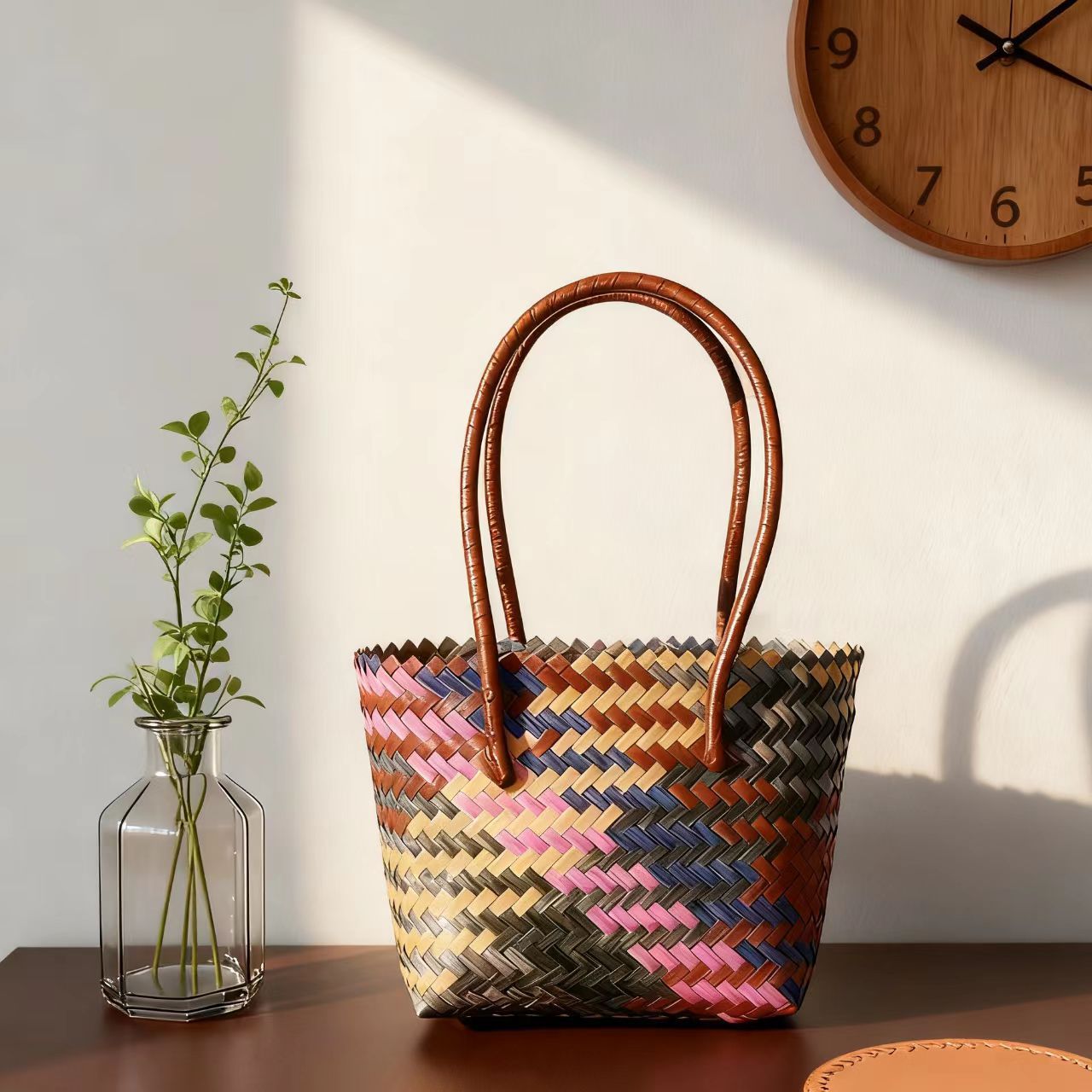 源宝2025春季休闲旅行箱包皮具编织包pvc撞色女士斜挎包休闲潮流