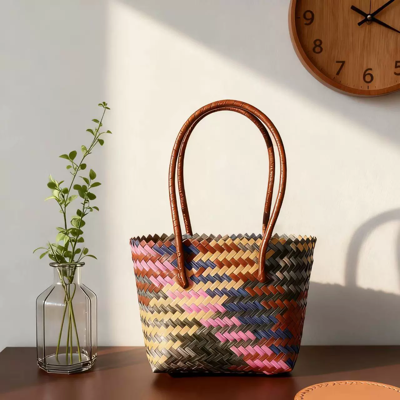 源宝2025春季休闲旅行箱包皮具编织包pvc撞色女士斜挎包休闲潮流