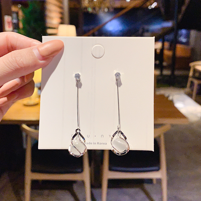 Luz de lujo de alto nivel nicho de diseño femenino sensación de aretes de bordilla temperamento perla asimetría joyería perla al por mayor