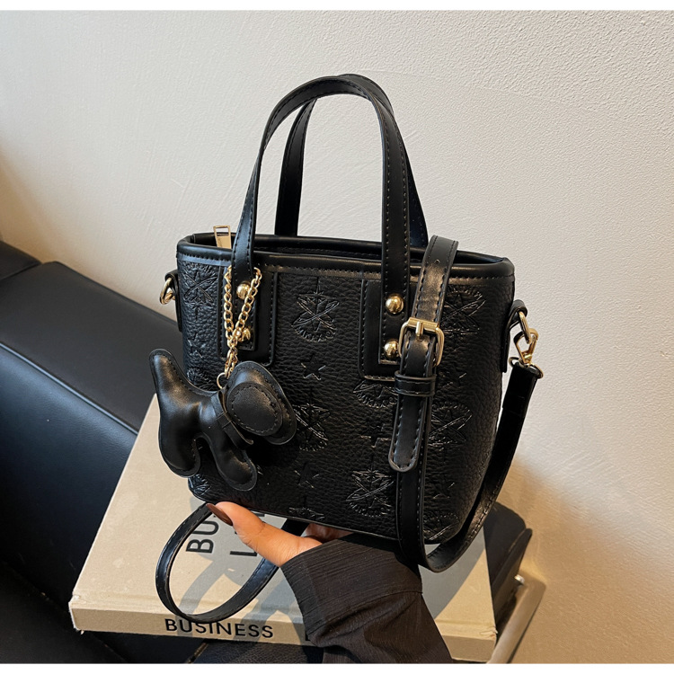French niche fashion handbag for women, 2025 new high-end and stylish crossbody bag, casual and versatile bucket bag undefined