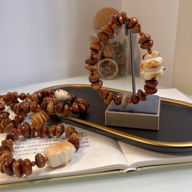 Cook's Biscuits Go with the Flow Bracelet Paired with Charcoal-Grilled Ivory Fruit for Women, Vintage Exquisite Versatile Board Toy Fashion Accessory