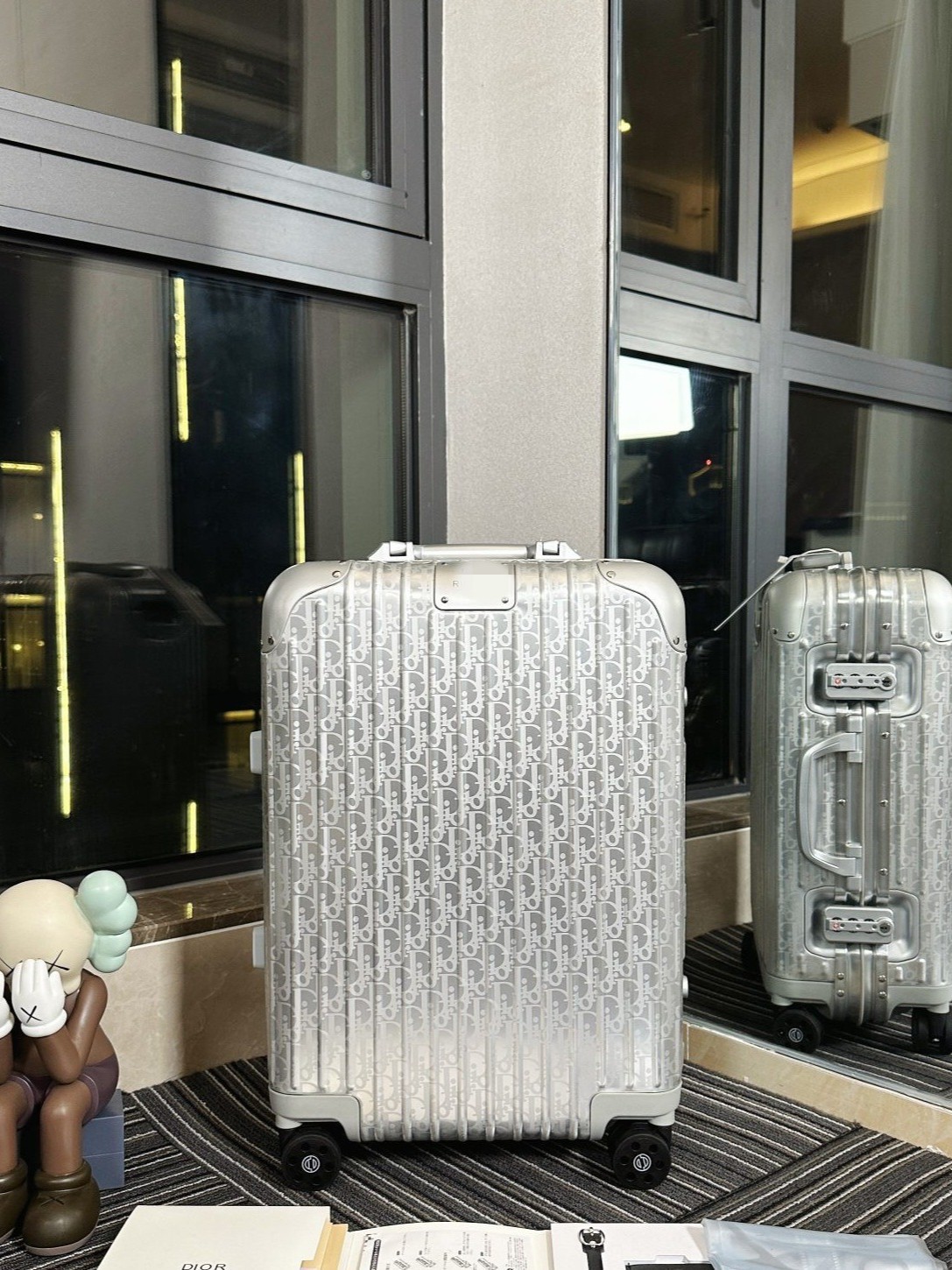 Rimowa üslubunda qradiyent rəngli trol çamadan