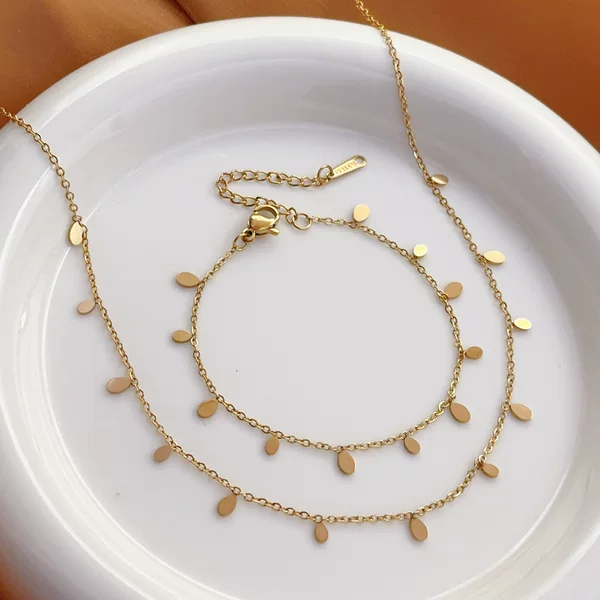 Light Luxury New Water Drop Titanium Steel Necklace for Women Niche Design Clavicle Chain New 18K Gold Accessories Sweater Chain