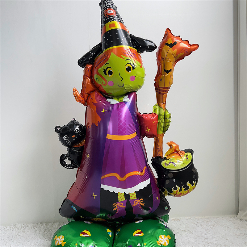 店のデパートの幼稚園は2024ハロウィーンの超巨大な立っている風船の台座のカボチャの魔女の枯れ木の漫画を配置します。|undefined