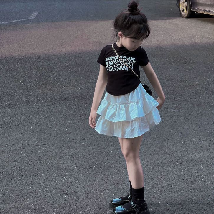 Terno de verão para meninas, estilo fofo, 2024, novo, ocidentalizado, infantil, manga curta, camiseta, moda, saia curta plissada, duas peças_voghion.com