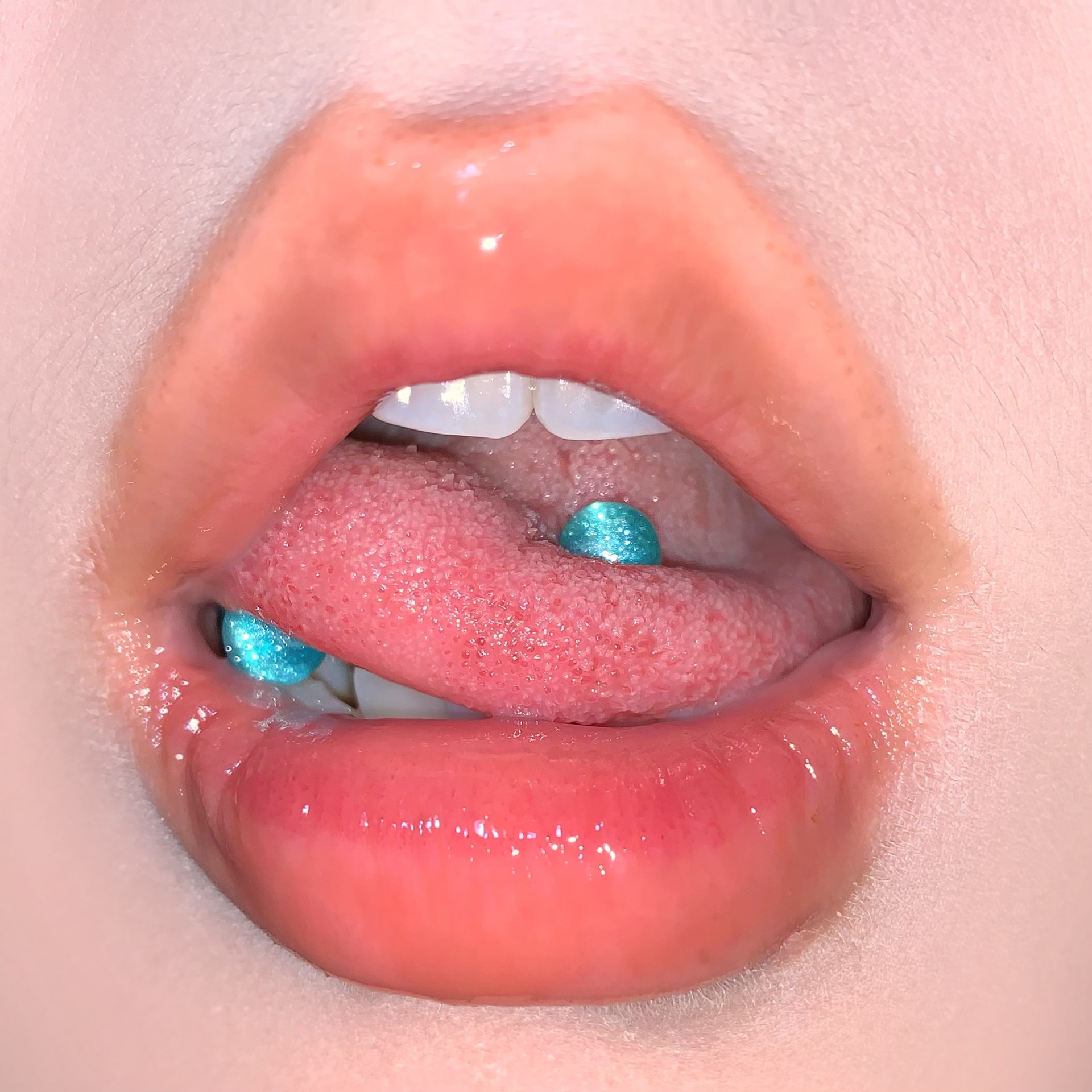 Silver pointed spike labret stud material detail