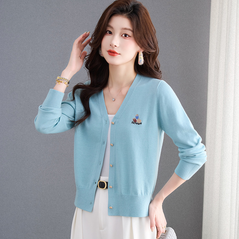 Knitted cardigan embroidered top, autumn 2026 new style, casual style, fine-knit long-sleeve V-neck sweater jacket for women