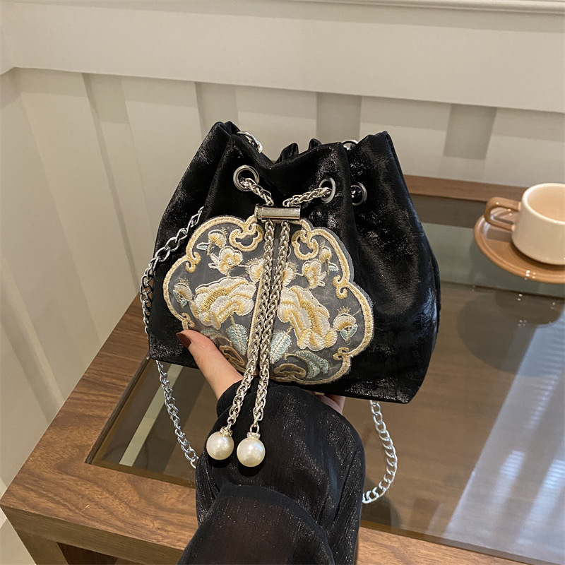 Bolso de diseño de nicho para mujeres 2024 verano nuevo retro mochila de hombro casual simple bolso de cubo casual para mujeres