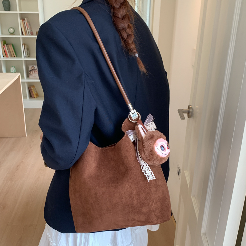 Bolsa de mano simple, bolso de hombro de mano, bolso de invierno de mujeres 2025, nuevo estilo universal de alta calidad, bolso de cubo de lujo ligero