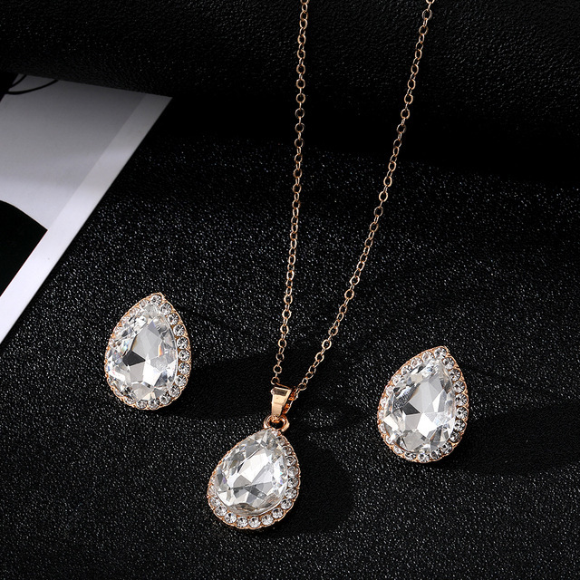 Collar colgante verde para mujeres verano nicho de alto grado diseño clavícula cadena luz lujo todo-fósforo collar