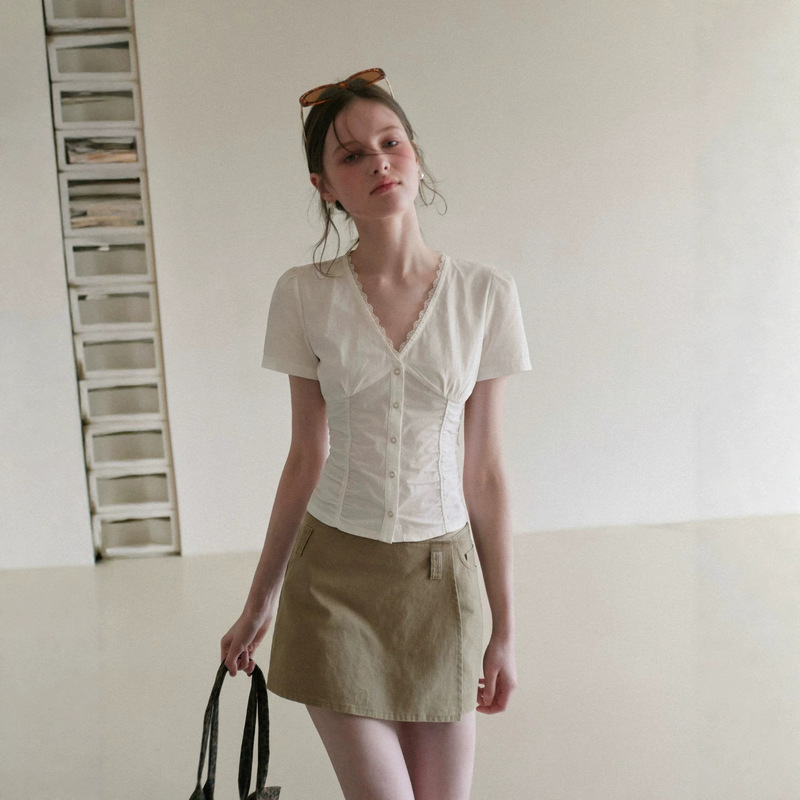White Lace V-Neck Short-Sleeved Shirt for Women, Summer 2026 New Style, Slim-Fit, Waist-Cinching, Short Top White Lace V-Neck Short-Sleeved Shirt for Women, Summer 2026 New Style, Slim-Fit, Waist-Cinching, Short Top