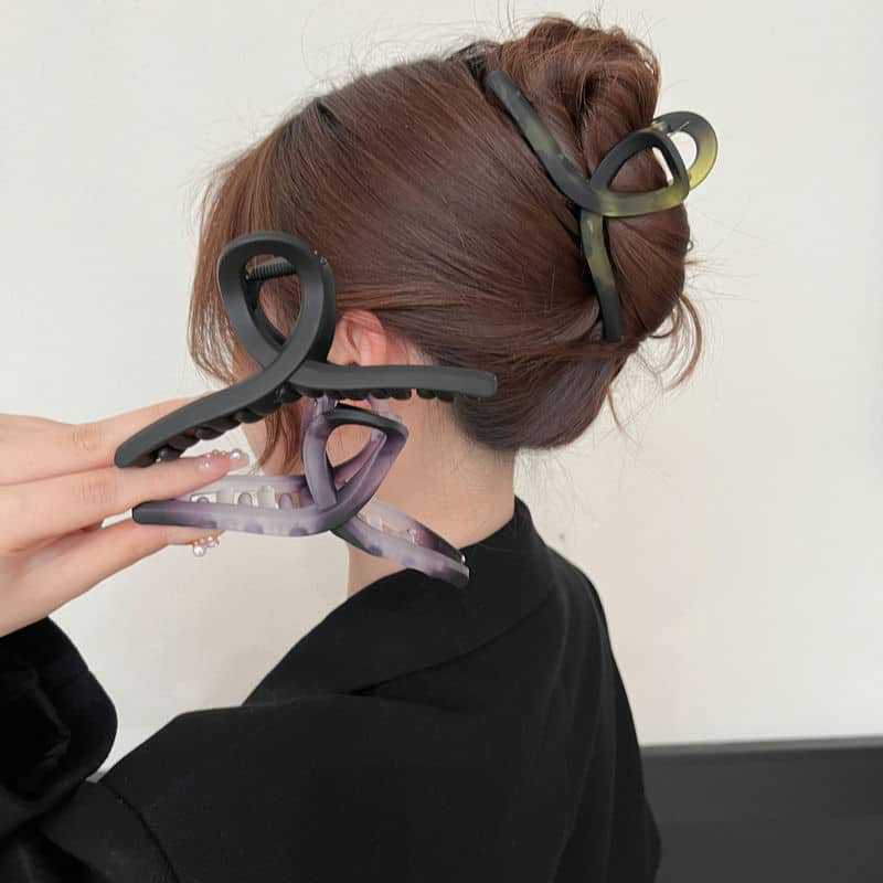 Korean version of large matte grip acrylic head shark clip fog high sense plate hair clip women's headdress wholesale