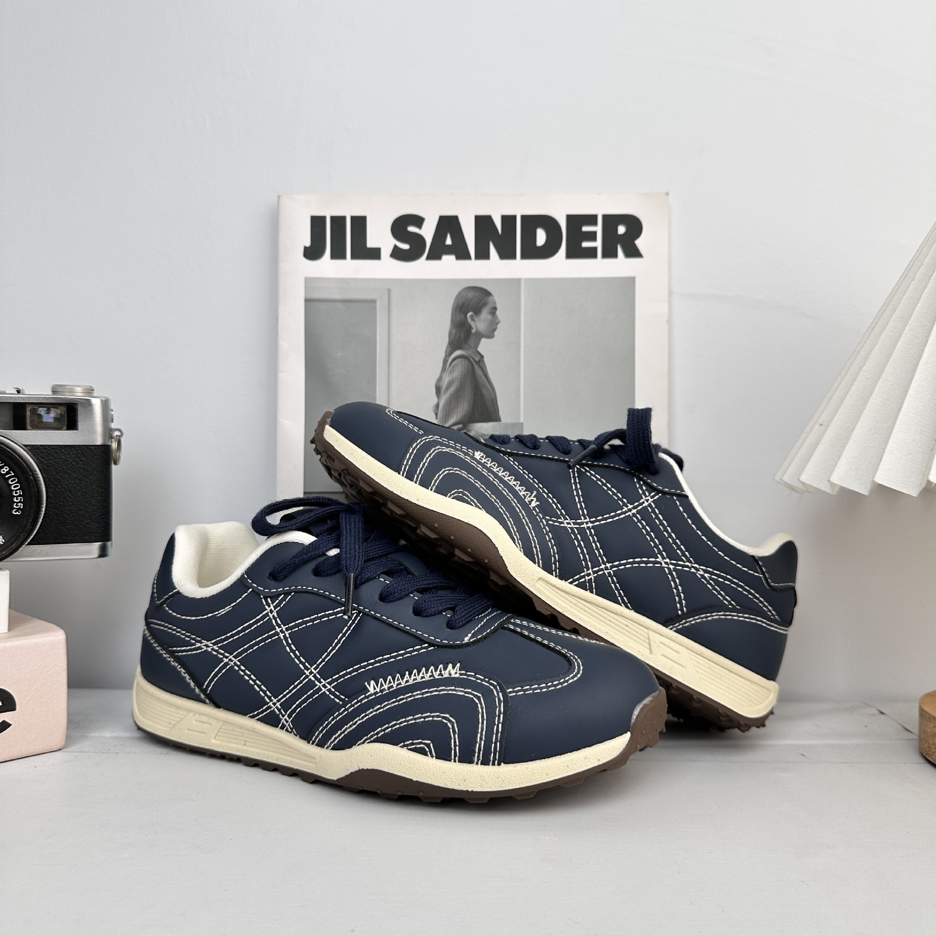 Zapatos de entrenamiento para niños y niñas Yuanbo 2025 otoño nuevo diseño de nicho de diseño universal para estudiantes zapatos casuales pequeños blancos