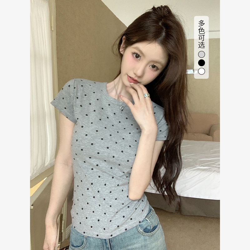 Diseño coreano sexy punto de onda pequeño cuello redondo hombro corto camiseta de manga corta camiseta de mujer delgada con camiseta de fondo de moda de mujer