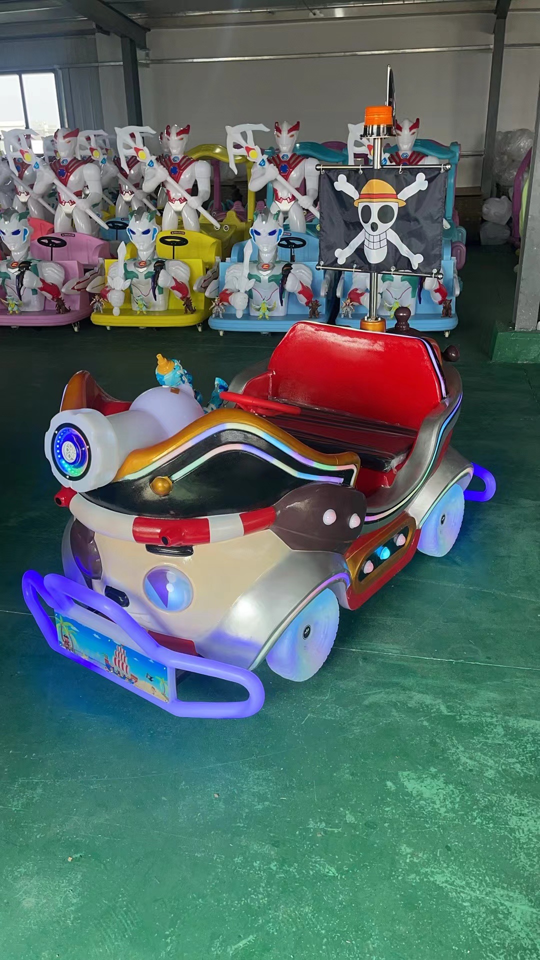 Gran barco pirata de cuatro ruedas, carro de choque, cabina cuadrada para padres e hijos, kart para niños, carro de atracción para adultos dobles.