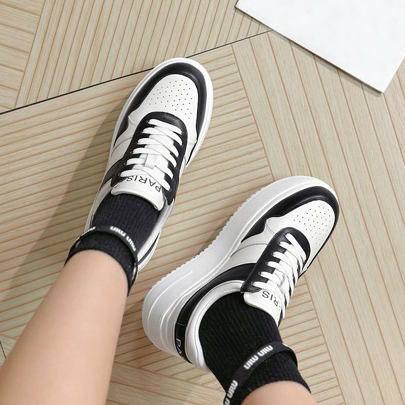 Breathable white sneakers platform for leisure