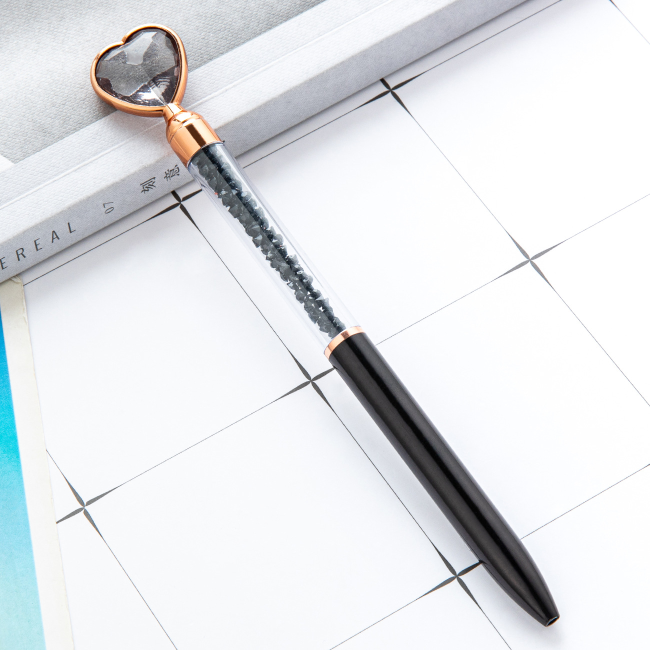 Bolígrafo de plástico amor al por mayor imprimible logotipo hotel publicidad bolígrafo de regalo creativo bolígrafo de cristal multicolor