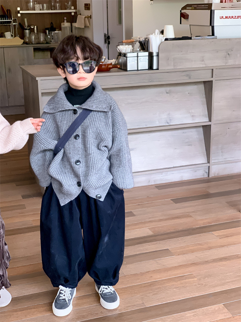 Versão coreana do suéter masculino e feminino 2023 outono/inverno novo cardigan de malha grossa infantil estiloso para bebês_voghion.com