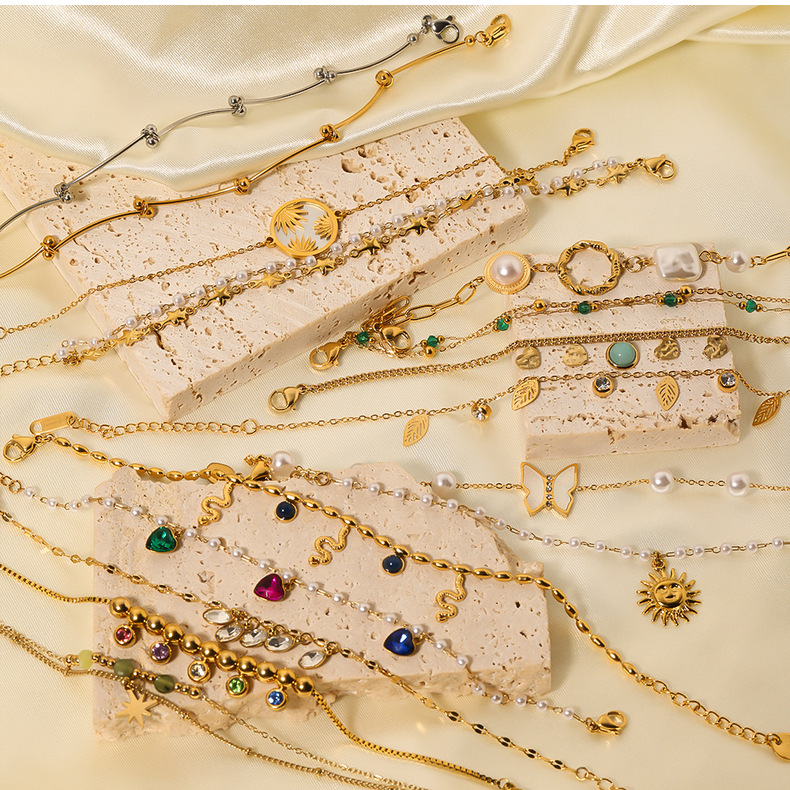 Eenvoudige Stijl Liefde Hartvorm Roestvrij Staal 18K Verguld Kunstmatige Strass Bergkristal Schelp Armbanden In Bulk display picture 1