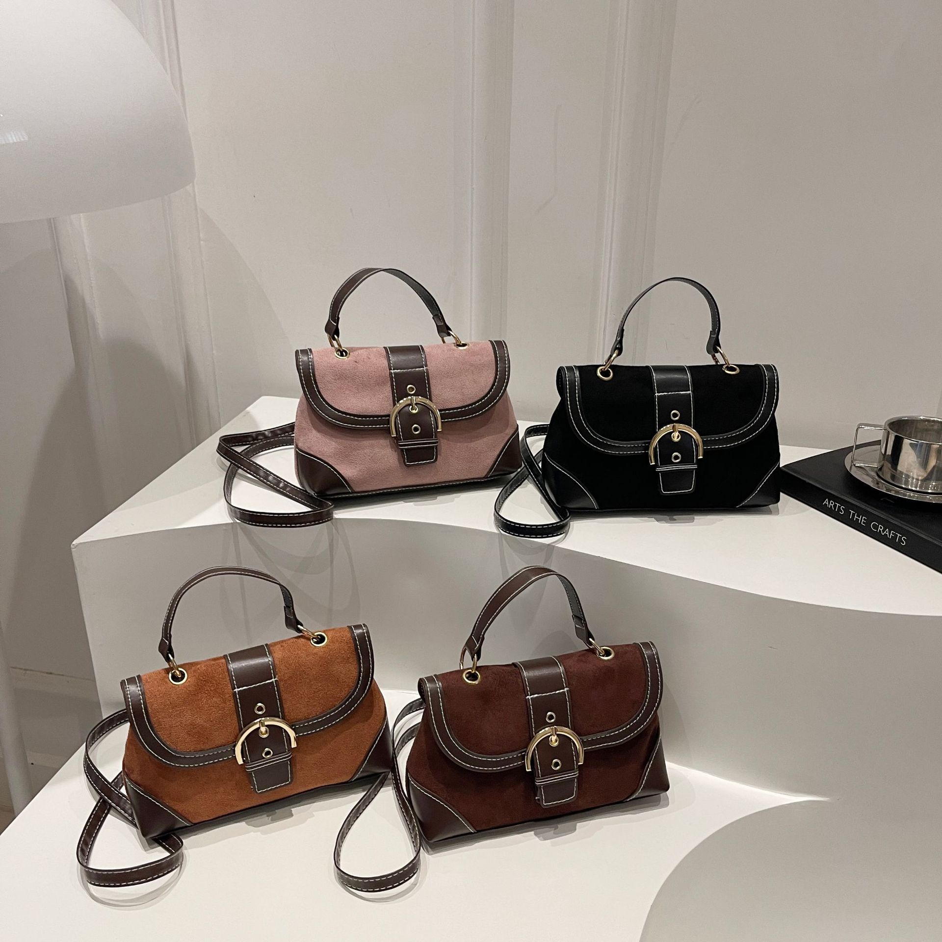 Bolso de veludo de mujer otoño invierno retro 2025 nueva moda transfronteriza bolso pequeño de moda bolsa al por mayor