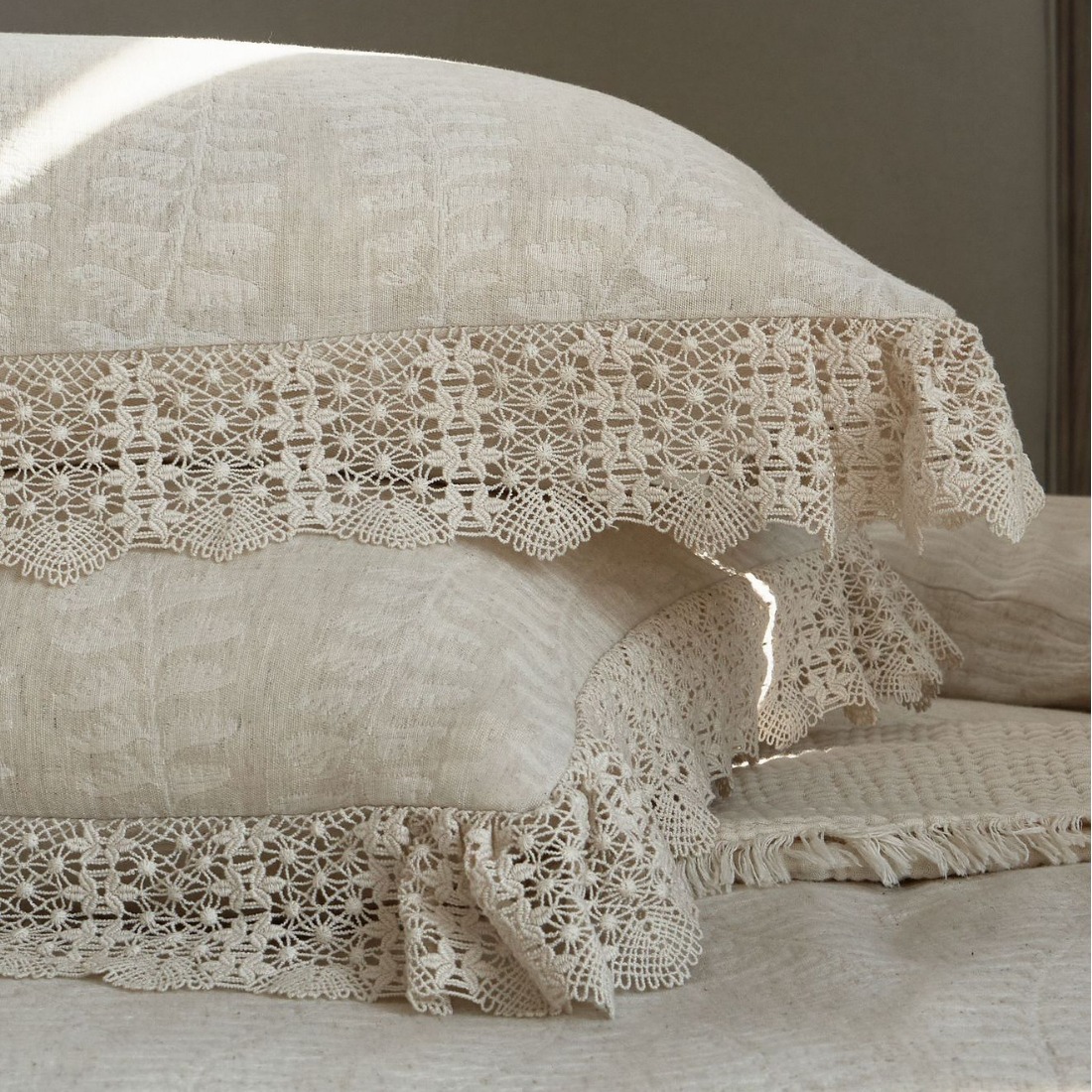 Set di quattro pezzi in cotone e lino stile vintage francese boho con pizzo jacquard a tre strati delicato sulla pelle, composto da copriletto e piumone._voghion.com