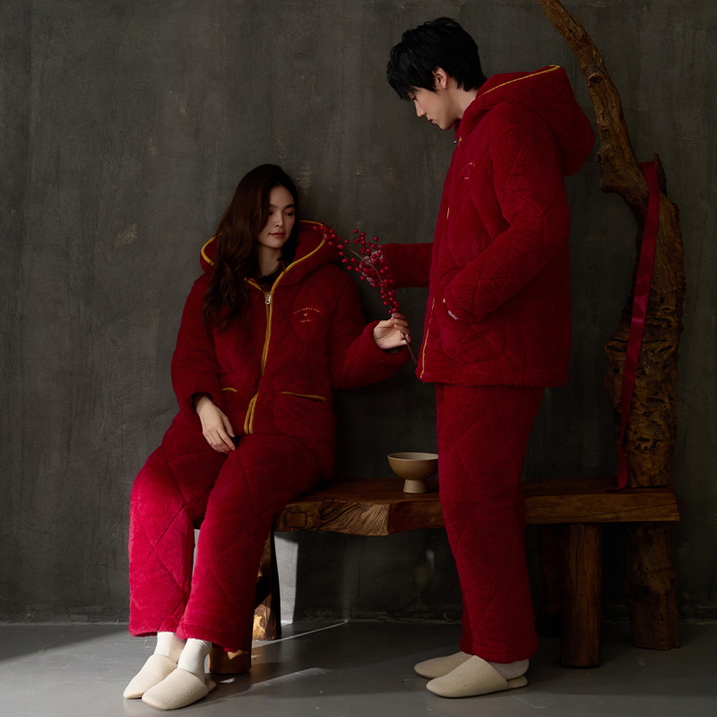 Pajamas de pareja rojos de invierno de terciopelo de tres capas gruesas entrelazadas de coral terciopelo encapuchado conjunto de pijamas casados