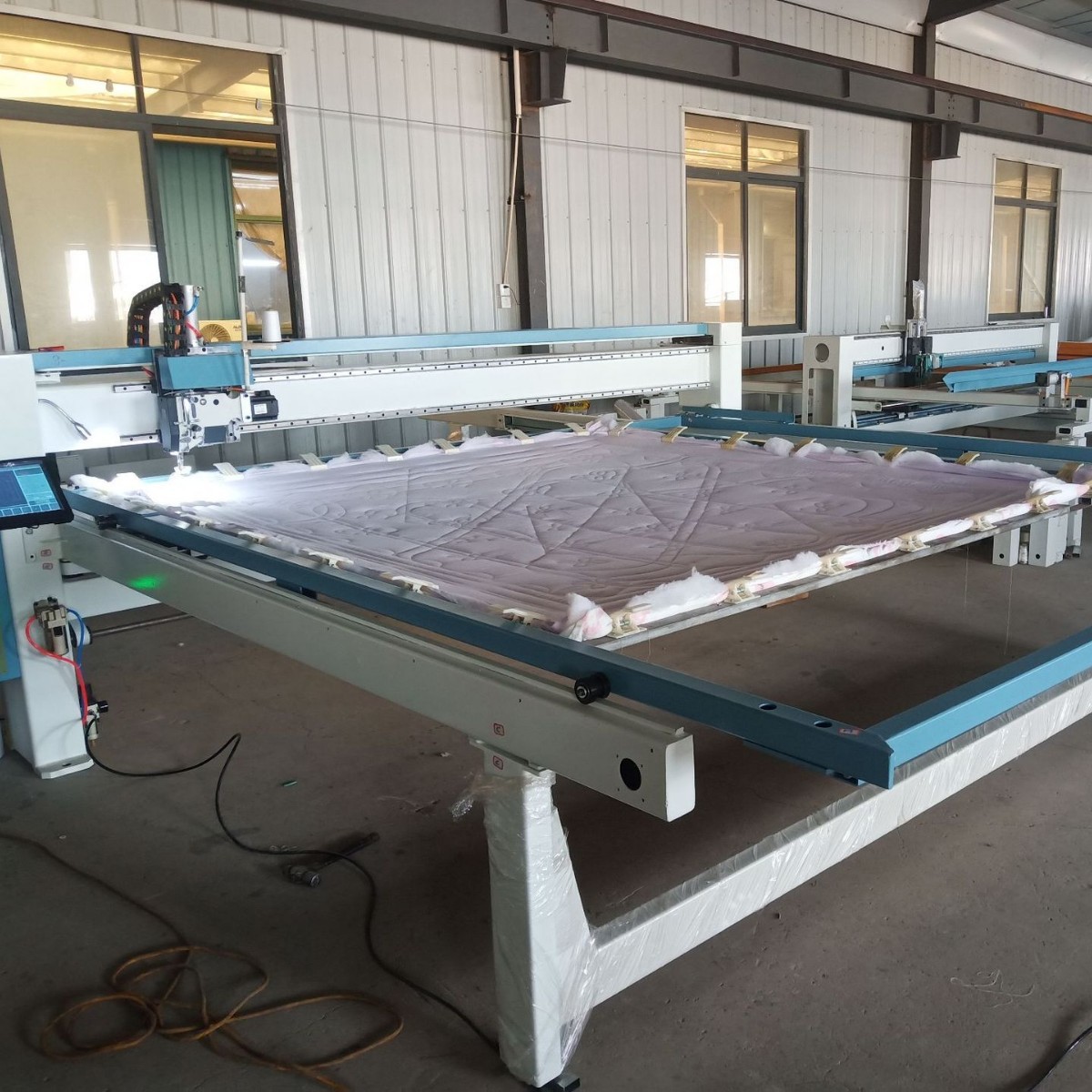 棉被缝制设备厂家发货  全自动棉被绗缝机 自动剪线绗缝机