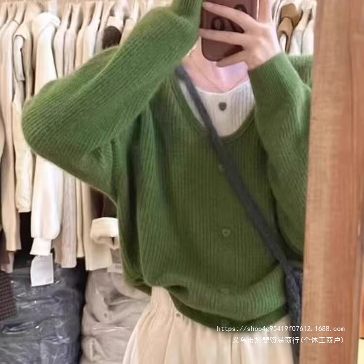 Korean-style gentle green two-piece knit sweater, new autumn/winter 2026 collection, loose and casual long-sleeved top Korean-style gentle green two-piece knit sweater, new autumn/winter 2026 collection, loose and casual long-sleeved top