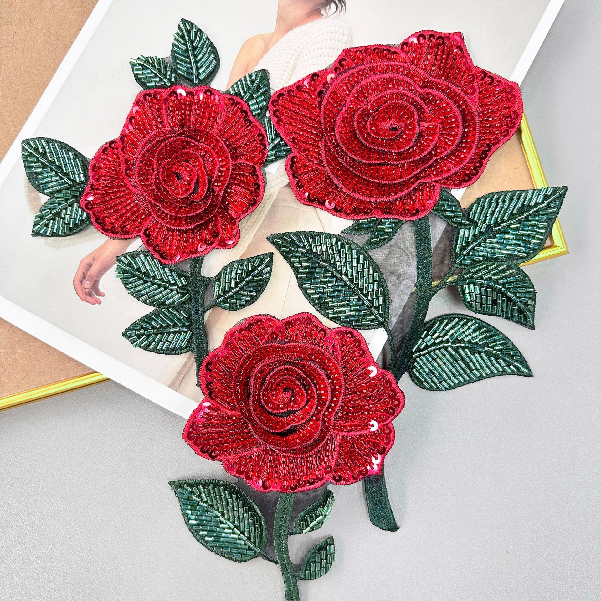 Lentejuelas hechas a mano pegatinas de tela de rosa roja y verde combinación de colores exquisito bordado de hoja verde vestido de ropa equipaje zapatos sombreros decoración