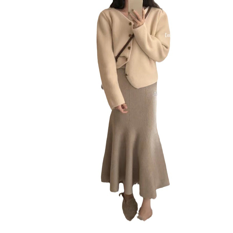 ニットの半身のスカートの女性の中の長いタイプは身を修めて腰が高くて痩せています。