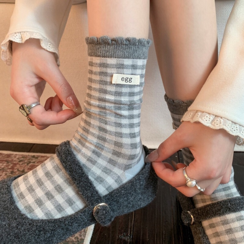 Retro plaid fabric label lace women's socks, Japanese egg fabric label mid-calf socks, autumn and winter loafers, stacked socks Retro plaid fabric label lace women's socks, Japanese egg fabric label mid-calf socks, autumn and winter loafers, stacked socks
