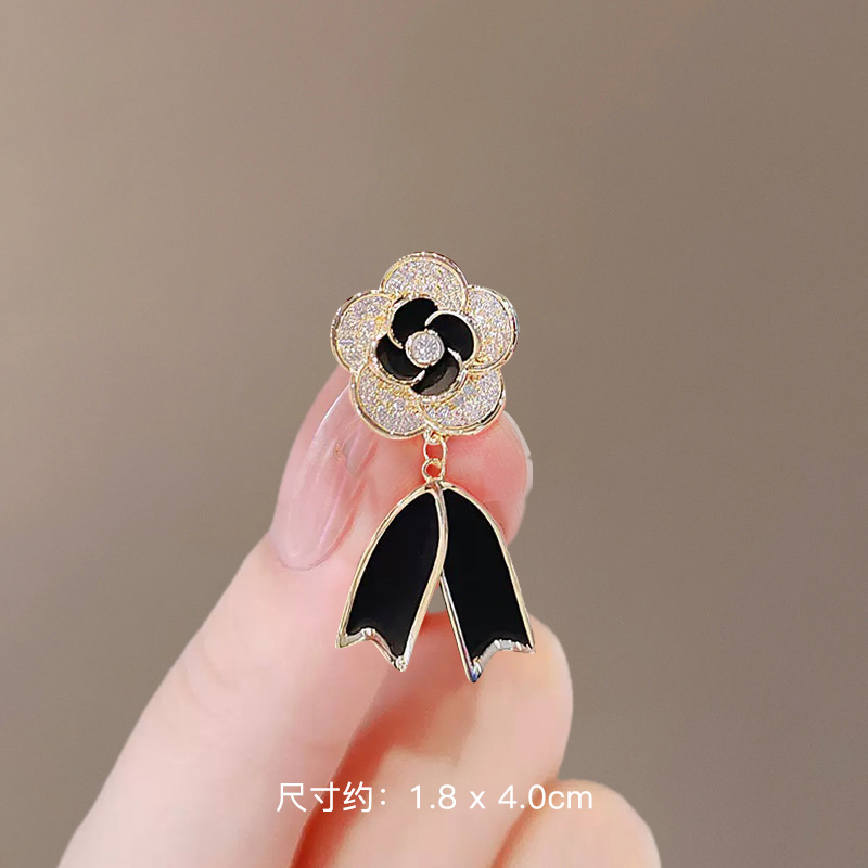 Trâm cài áo huy hiệu hoa đen