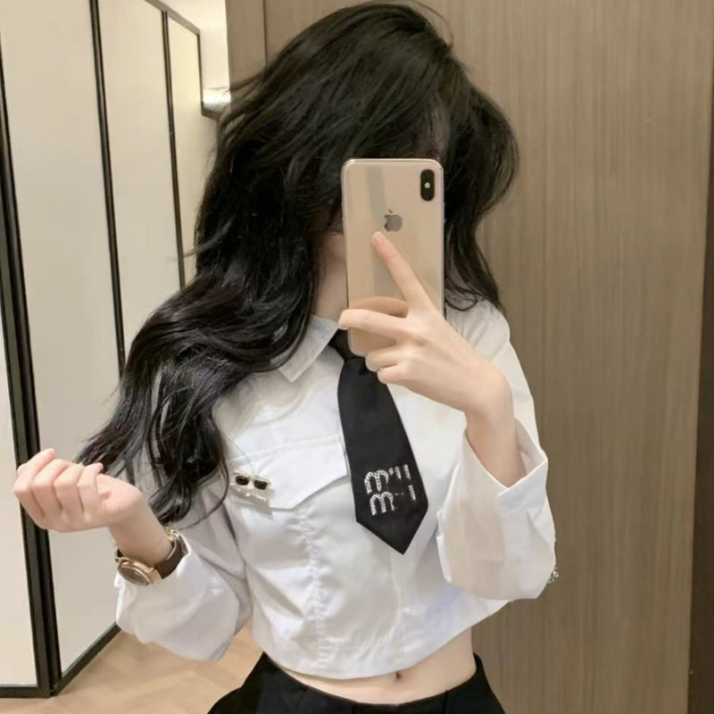 New Mu Brand Short Waist-Cinching Shirt with Lettered Rhinestone Tie, Fashionable and Stylish College-Style Collared Shirt