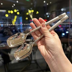 ステンレスの厚い角頭のスプーンは家庭で食事をします。