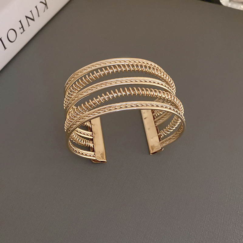 Europa y América plisada redonda abierta pulsera de metal estilo frío pulsera personalizada luz lujo alto sentido pulsera fábrica al por mayor