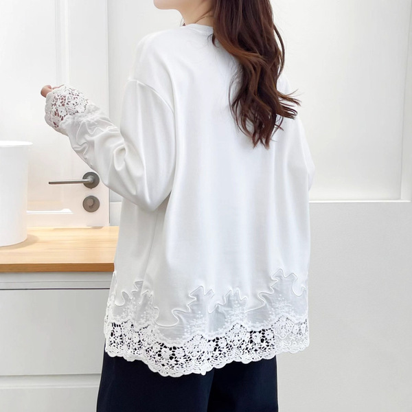 White long T-shirt with a round collar