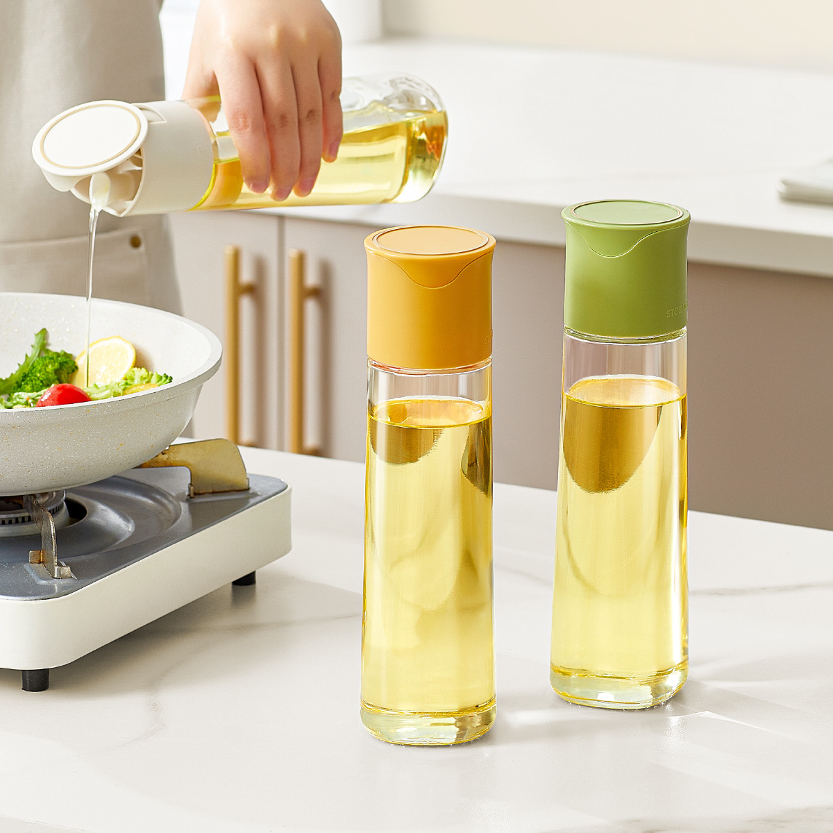 Automatic open-and-close oil dispenser, non-drip glass oil bottle, kitchen soy sauce bottle & vinegar jug—household leak-proof gravity-fed oil dispenser for pouring oil