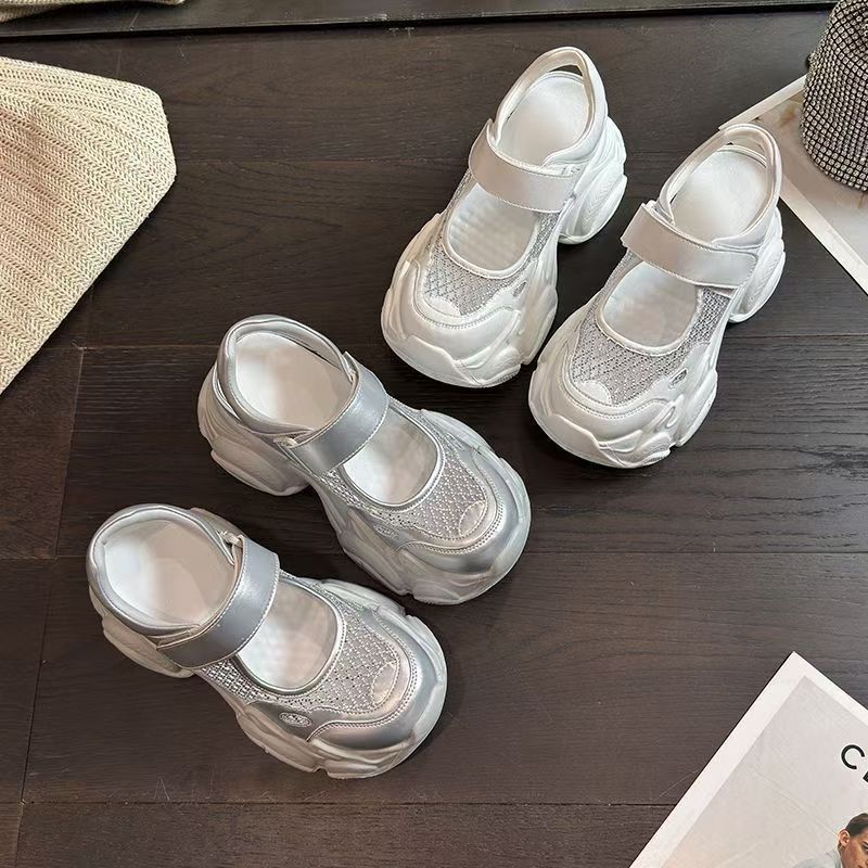 2026 verano nuevo diamante de malla ventilada interior de alta sandalias velcro universal sandalias casuales para padres